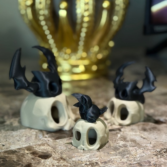 HALLOWEEN DECOR | Gothic Skull Decor Set in Black and Cream - Picture 6 of 6